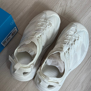 호카 호파라2 베이지 샌들 250 (US8, 새상품)