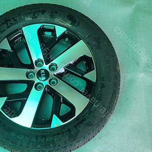 쏘렌토(MQ4) 18인치 휠타이어 1개 팝니다.