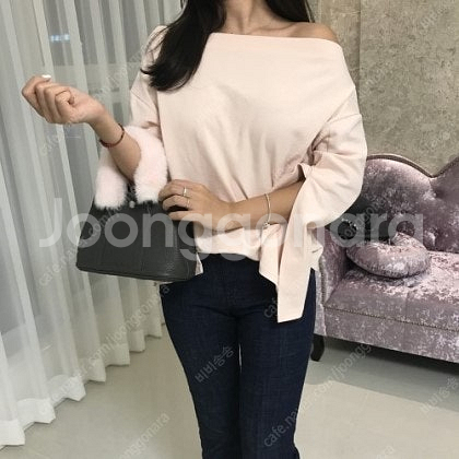 <새옷> 오프숄더 티셔츠 베이비핑크 마드모아젤--2