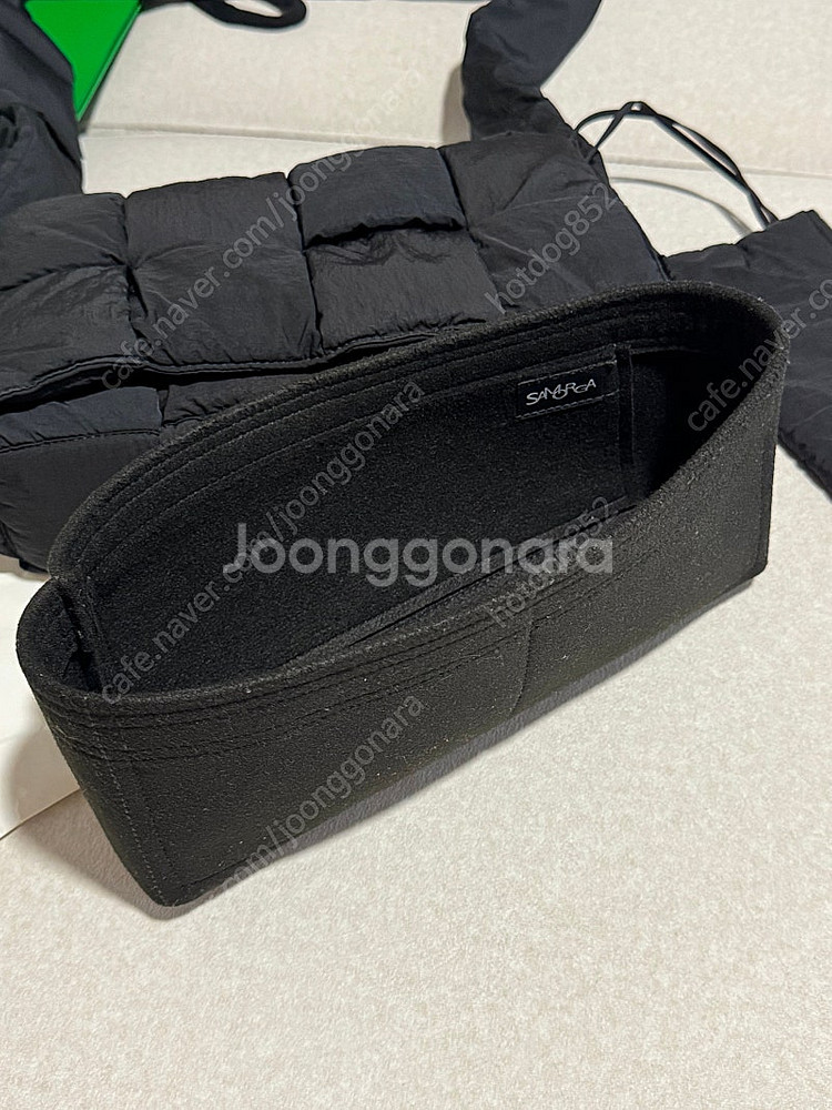 보테가 베네타 패딩 테크 카세트백 블랙--3
