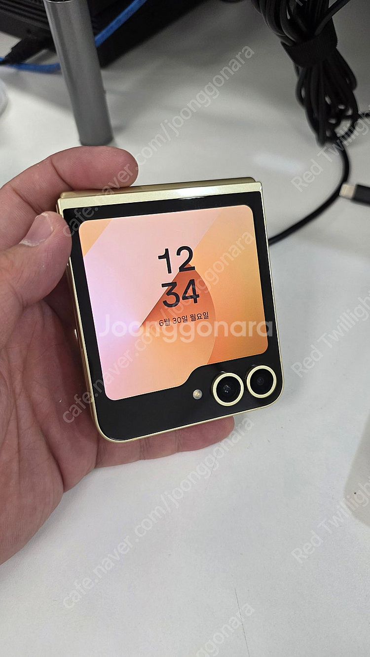 갤럭시 Z플립6 옐로우512 거의 신품이나 다름 없는 상태--2