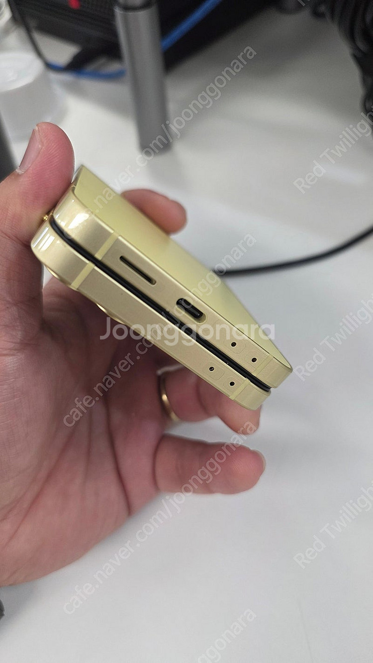 갤럭시 Z플립6 옐로우512 거의 신품이나 다름 없는 상태--4