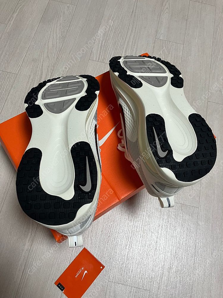 나이키 런닝화 줌 보메로18 270 새제품 판매합니다.--2