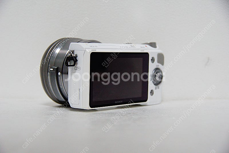 소니 NEX-5T 화이트 8,692컷 팝니다.--5