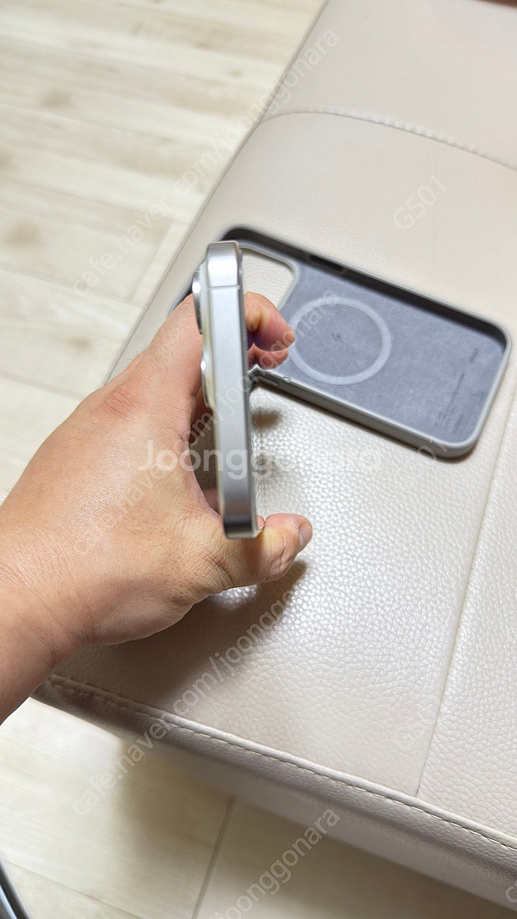 아이폰 15프로맥스 256기가 화이트 팝니다--2