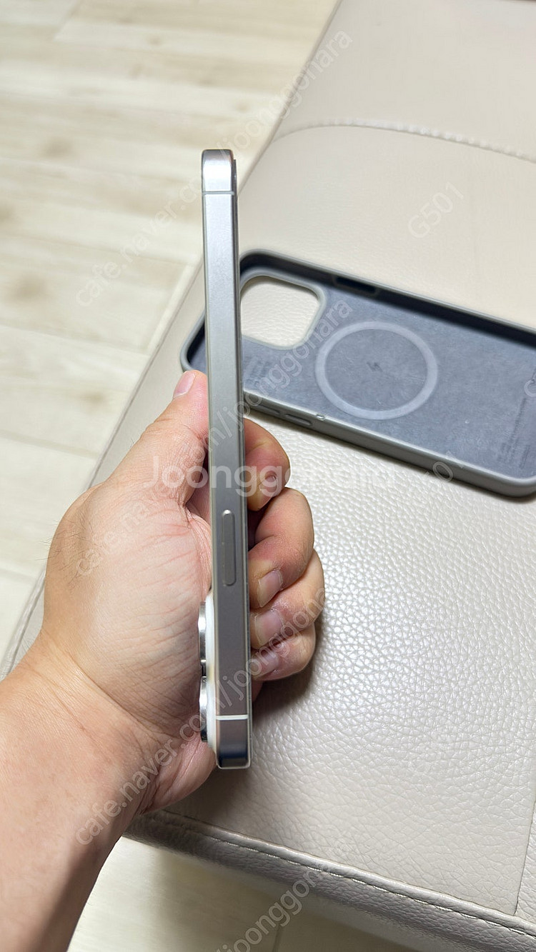 아이폰 15프로맥스 256기가 화이트 팝니다--3