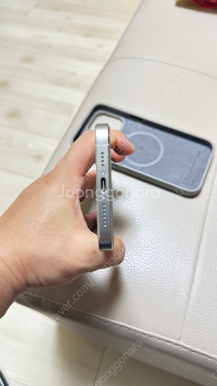 아이폰 15프로맥스 256기가 화이트 팝니다--4