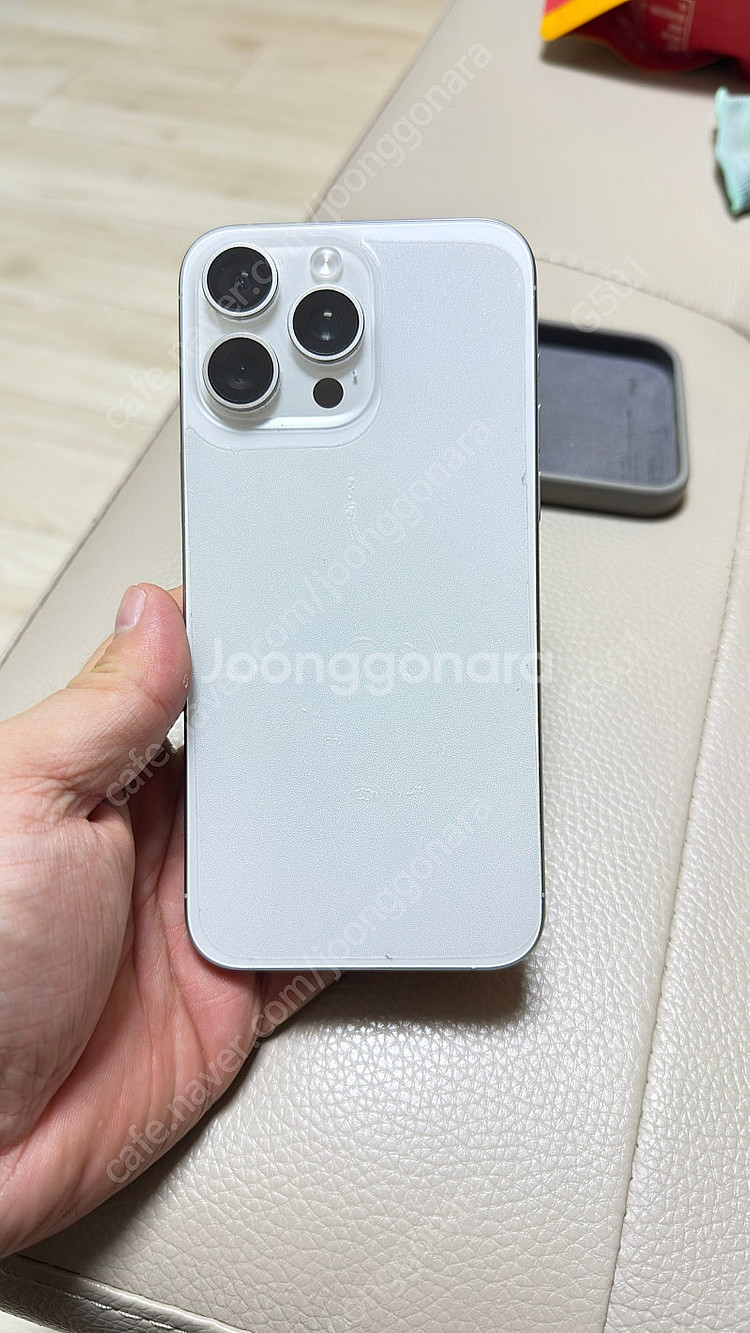 아이폰 15프로맥스 256기가 화이트 팝니다--5