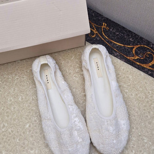 발레코어무드 크림퓨어화이트 비쥬 은은하고 아름다운 스팽글장식 동글동글 앞코 여성스러운 부드럽고 발바닥 푹신푹신 편안함최고 발이뻐보이는 플랫샌들 판매해요(새것/굽1센티정도/245사이