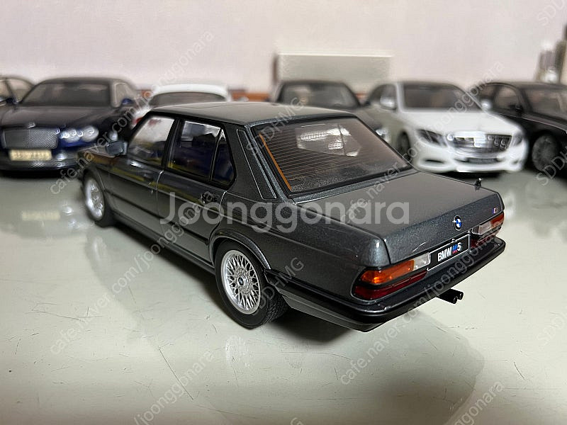 오토아트 1/18 BMW M5 판매합니다.--4