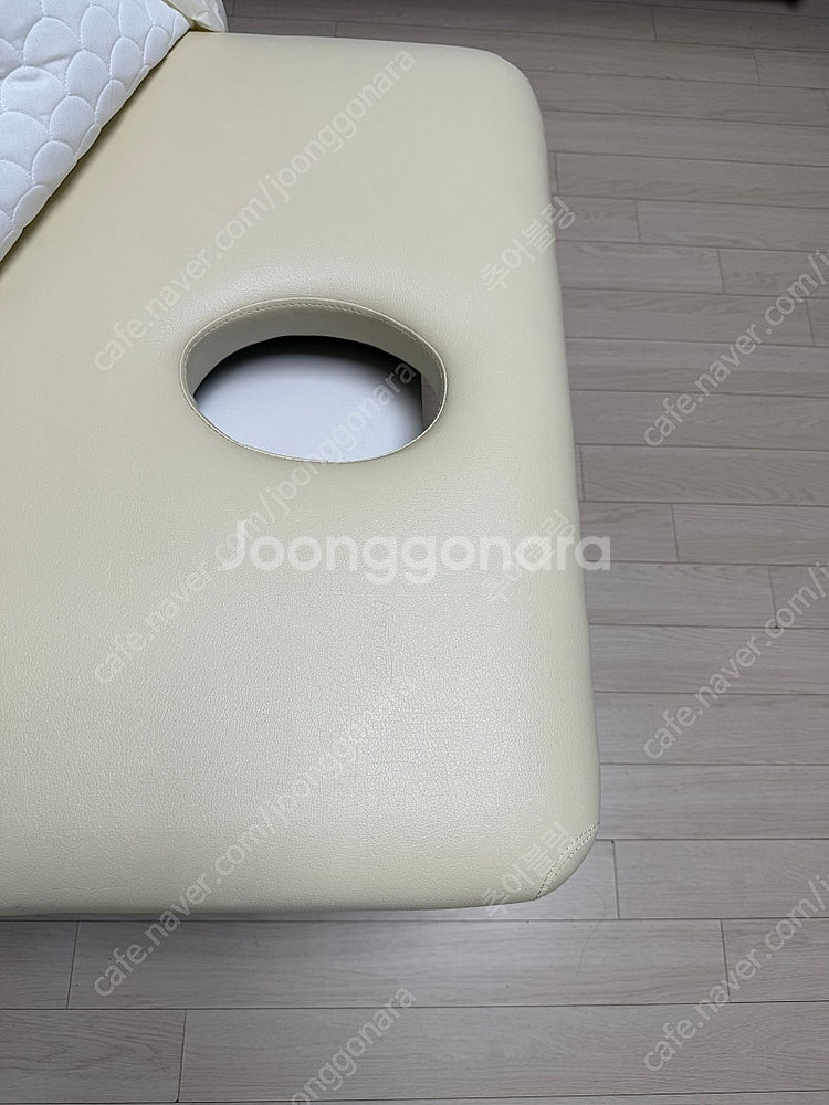베이지색 마사지 베드--1