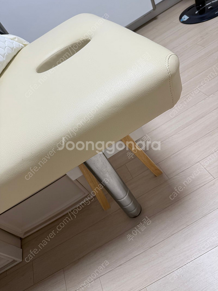 베이지색 마사지 베드--2