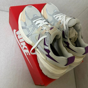 미개봉) 나이키 V2K런 245 정품 새상품입니다.