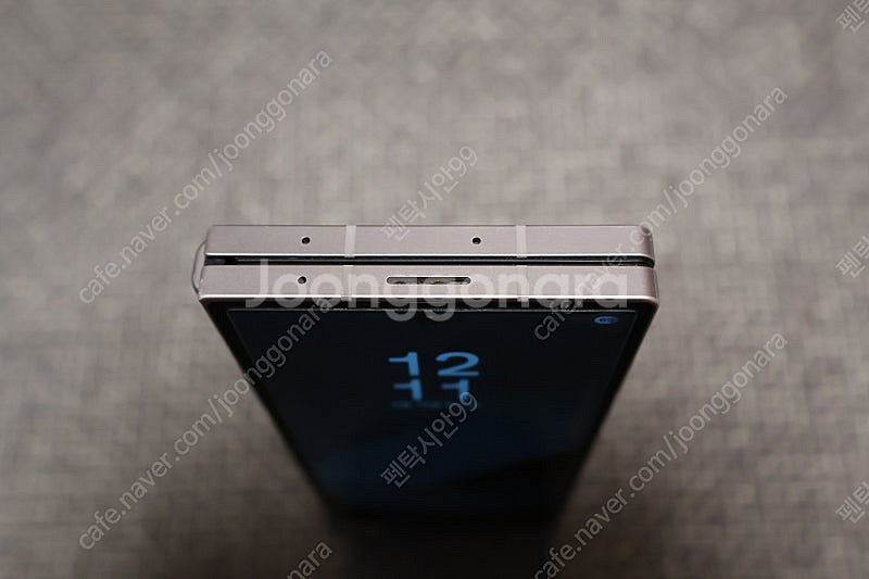갤럭시 폴드6 256GB 실버 쉐도우 판매합니다.--3