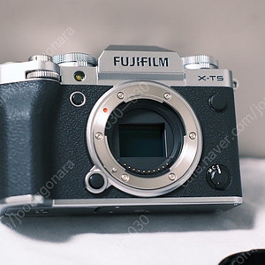 후지필름 X-T5 실버 팝니다.(신동품, 보증27.01)