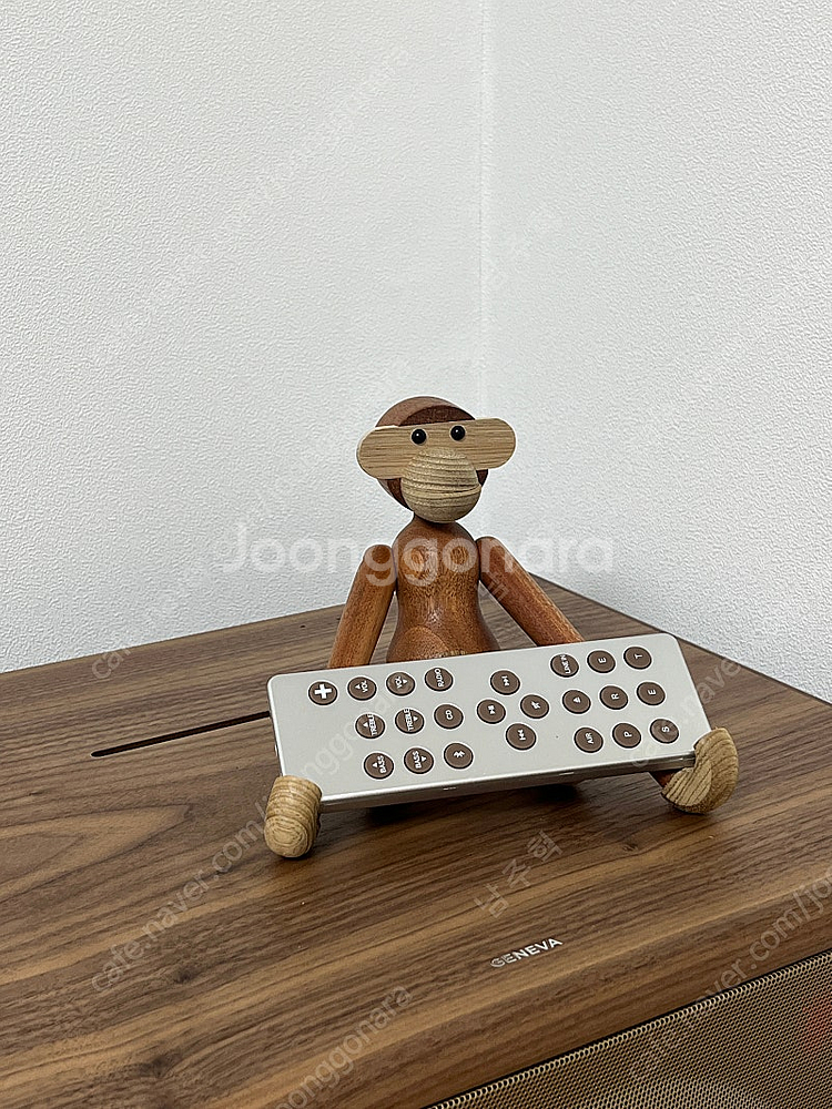 목각 원숭이 인형 리모컨 거치대--0