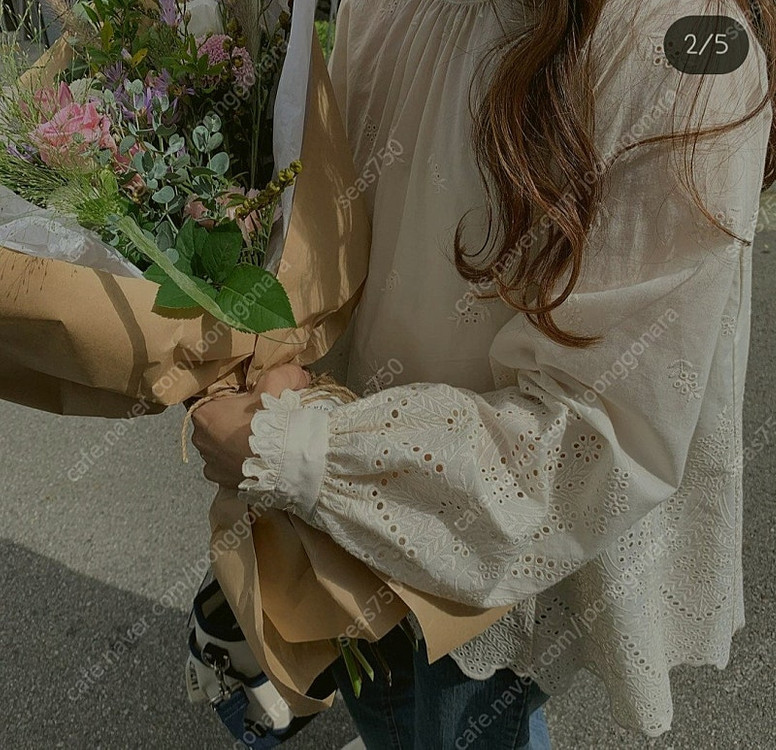 멜라니앤베리 레이스자수펀칭블라우스--3