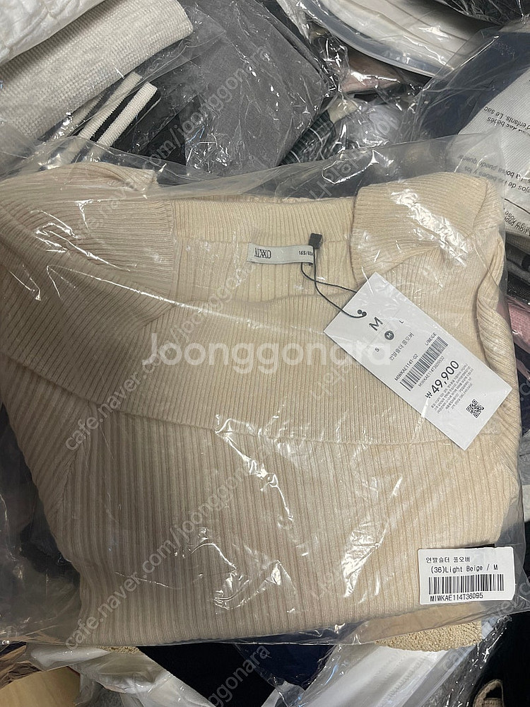 [새상품]미쏘 MIXXO 언발숄더 스퀘어넥 니트 풀오버...--2
