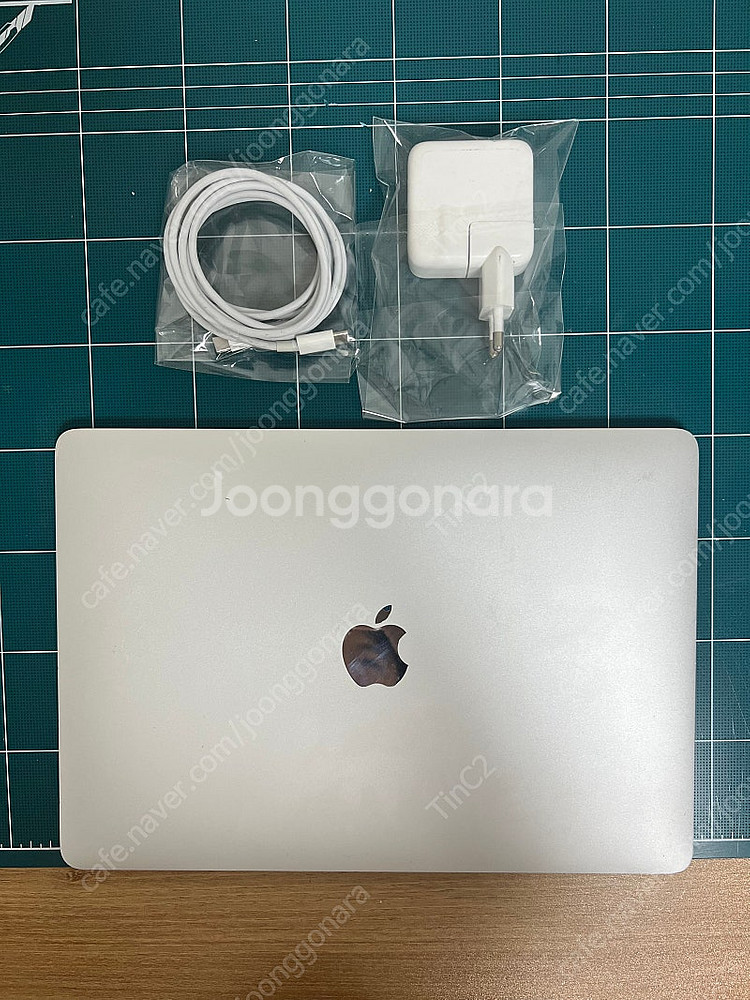 맥북에어 M1 기본형 8/256GB 실버 + 정품 충전...--1