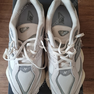 뉴발란스 9060 크림색 운동화 (290mm)