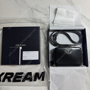 프라다 브러쉬드 레더 미니 파우치 블랙