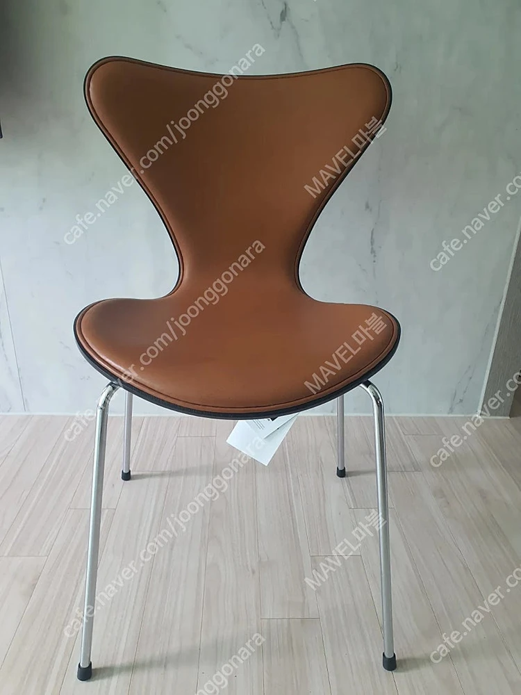 프리츠한센 플론트 업홀 월넛 가죽 세븐체어 이미지