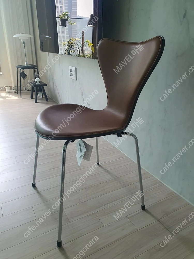 프리츠한센 플론트 업홀 월넛 가죽 세븐체어 이미지