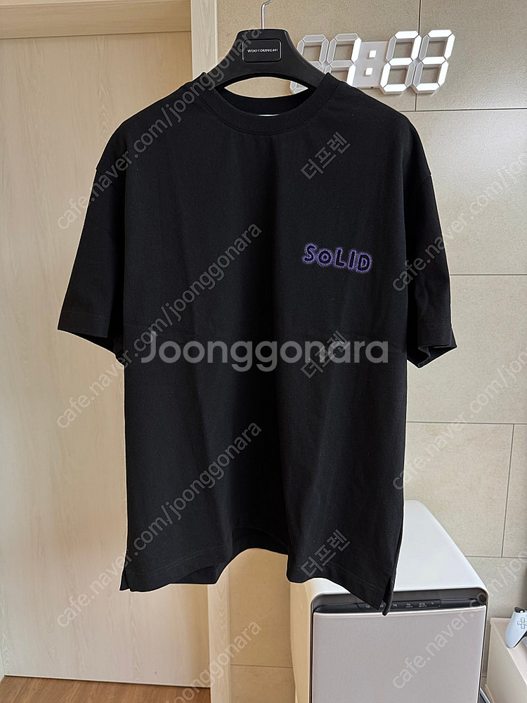[새제품] 솔리드옴므 25ss 블랙 자수 백로고 반팔티--4
