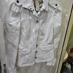 버버리 화이트 데님 자켓