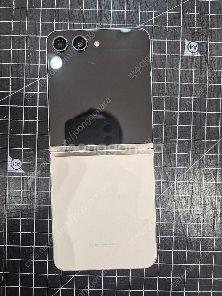 삼성 갤럭시 Z Flip5 256GB 크림색--2