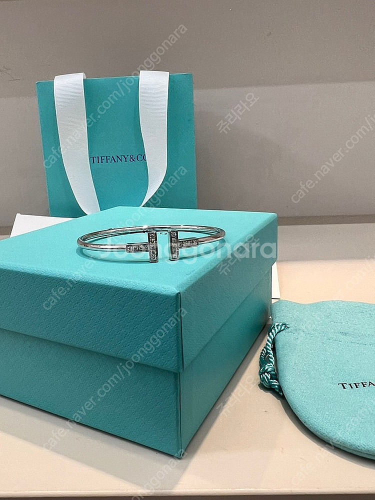 ​정품 티파니 T 와이어 화이트골드 파베다이아 세팅 팔...--2