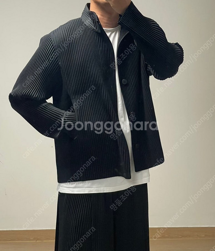 옴므플리세 23FW 8월 먼슬리 플리츠 하이넥 버튼 자...--0