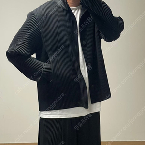 옴므플리세 23FW 8월 먼슬리 플리츠 하이넥 버튼 자켓 블랙 2