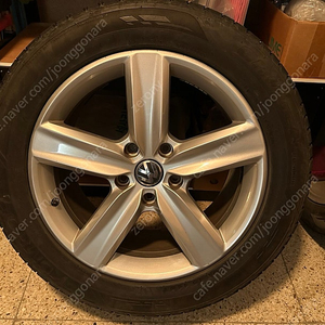 폭스바겐 투아렉 2세대 19인치 휠 타이어 세트 판매합니다.(템포러리 타이어 1개 및 TPMS 센서 4ea 포함)