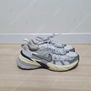 나이키 v2k 런 메탈릭 실버 운동화 사이즈 235 판매해요