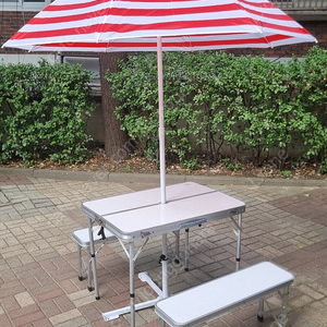 캠핑 테이블 의자 셋트, 파라솔과 받침대, 토끼 의자 2개 일괄