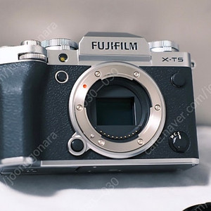 후지필름 X-T5 실버 팝니다(신동품, 보증 27.01)