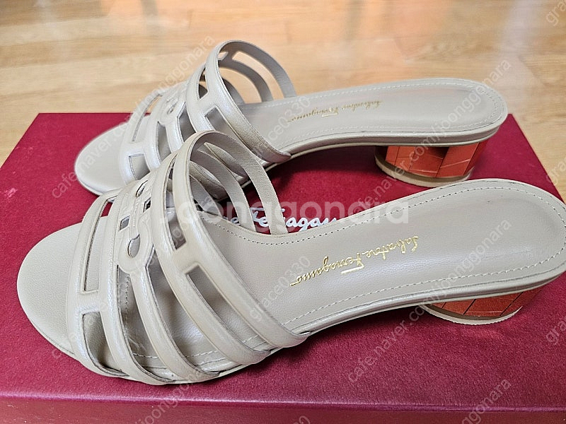 (가격인하) 페라가모 샌들--2