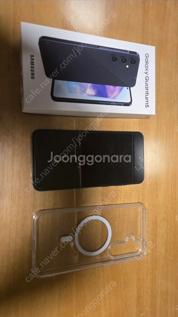갤럭시 퀀텀5 128gb폰과 투명 케이스 25만원--0