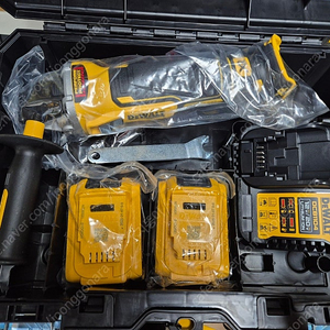 디월트 배터리 충전기 충전그라인더 DCG405 판매해요!새제품!