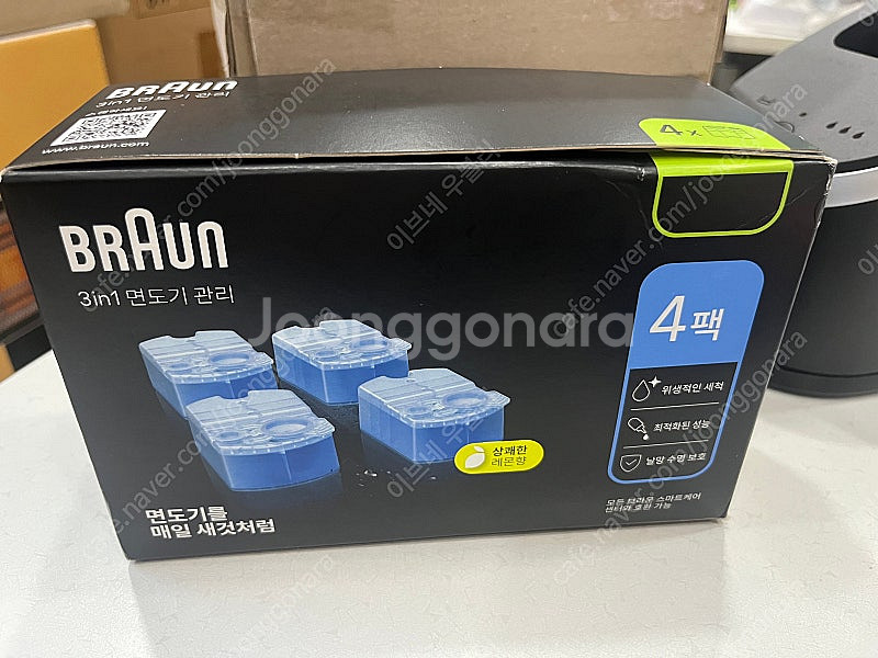 브라운 시리즈 9 전기면도기 9560cc + 세정액 4개입--3