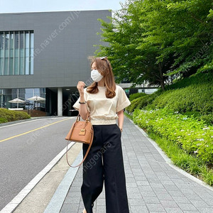 자스민케이 크롭 블라우스