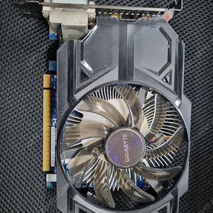 기가바이트 GTX 750 그래픽카드입니다