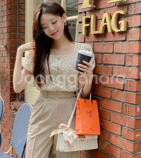 아뜨랑스 플라워 자수 블라우스--2
