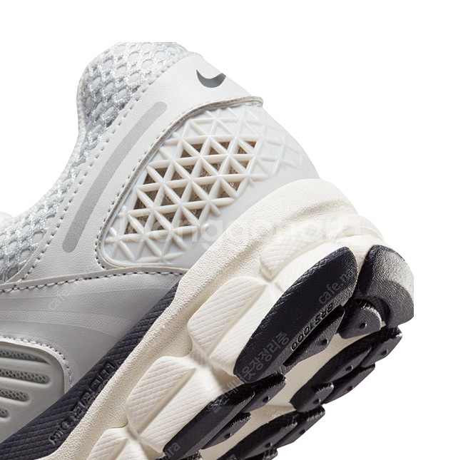 나이키 줌 보메로5 포톤더스트 앤 메탈릭 실버 270m--5