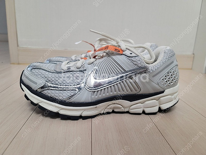 나이키 줌 보메로5 포톤더스트 앤 메탈릭 실버 270m--7