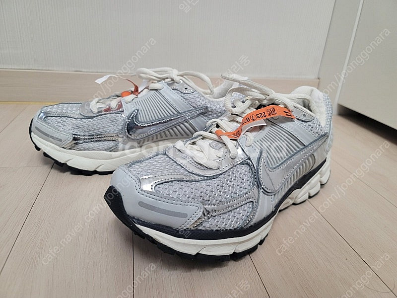 나이키 줌 보메로5 포톤더스트 앤 메탈릭 실버 270m--8