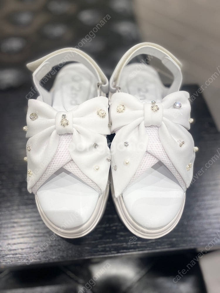 한섬 팸셀 90% 오즈세컨 크리스탈 리본 플랫폼 샌들 240 (온앤온 지고트 지컷 보브 나이스클랍 쥬크 씨씨콜렉트 ...--0