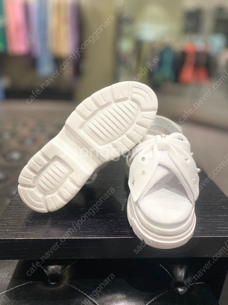 한섬 팸셀 90% 오즈세컨 크리스탈 리본 플랫폼 샌들 240 (온앤온 지고트 지컷 보브 나이스클랍 쥬크 씨씨콜렉트 ...--3