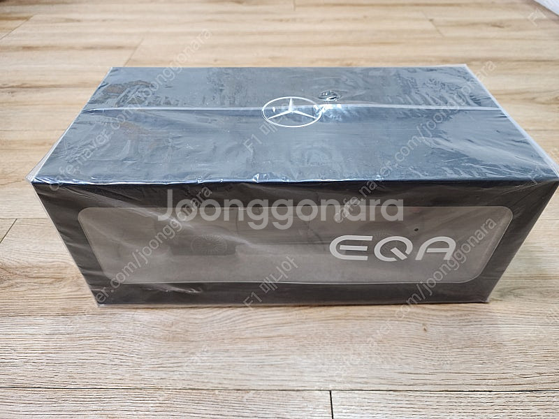 1:18 Mercedes Benz EQA, EQB 20...--0